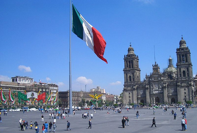 Plaza_de_la_Constitucion_Ciudad_de_Mexico_City (1)